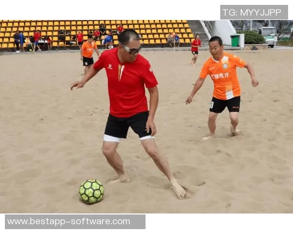 足球明星挑战香蕉球技巧赛展现惊人球技与幽默风采 足球明星挑战香蕉球技巧赛展现惊人球技与幽默风采