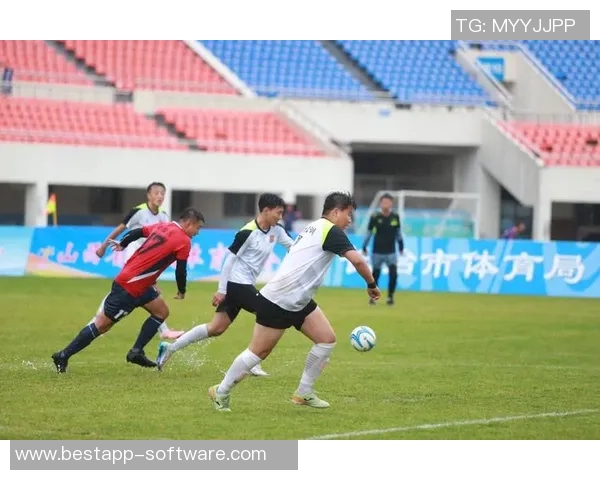 跑男团队化身足球明星展开激烈对抗赛展现运动魅力与团队精神